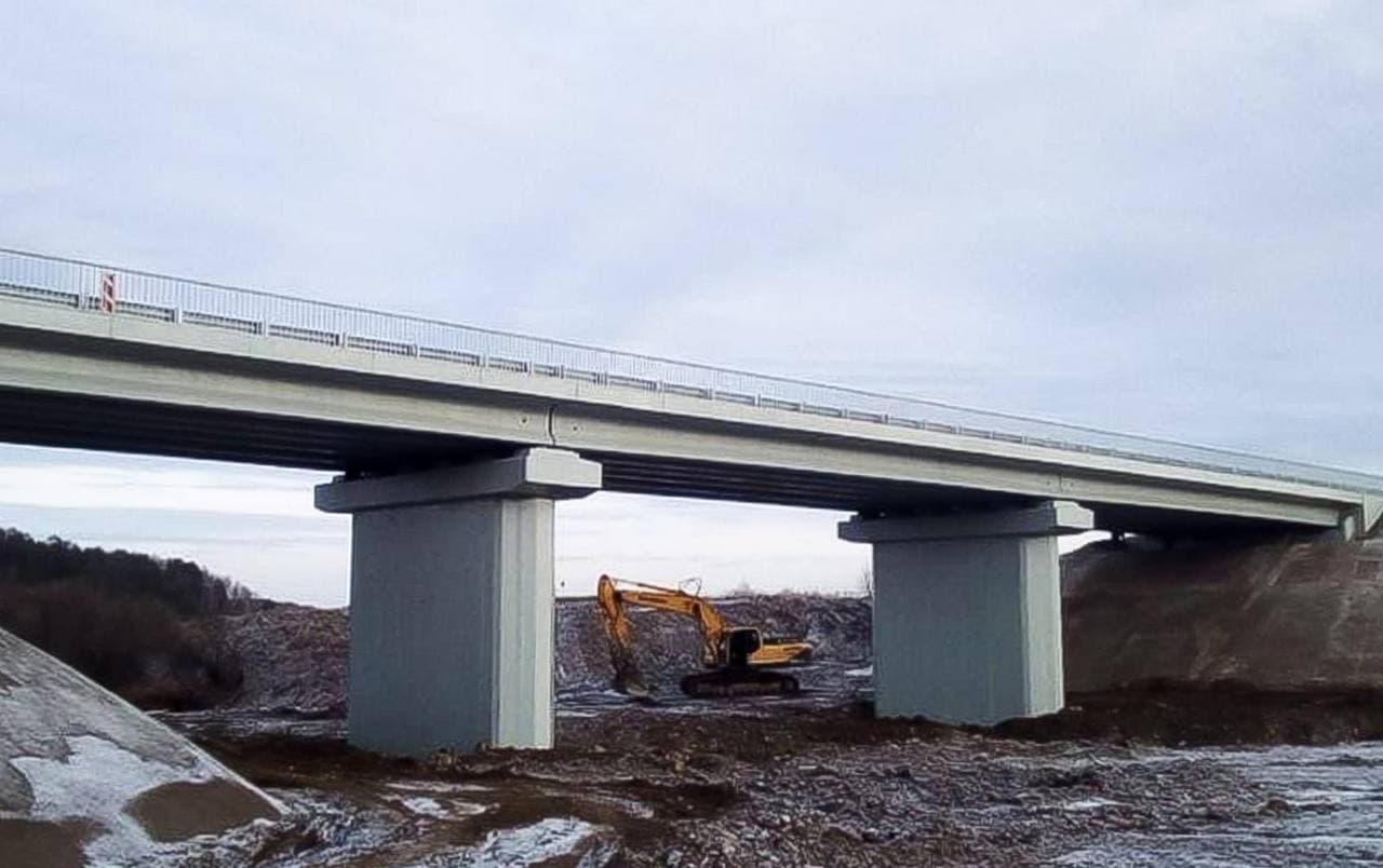 В Киренском районе построен и сдан в эксплуатацию мост через р.Макаровка грузоподъёмностью 100 тонн. 
